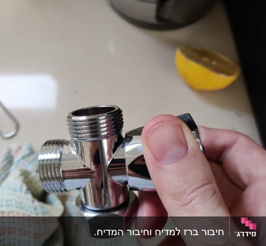 יד מחזיקה מחבר צנרת מתכת מבריק